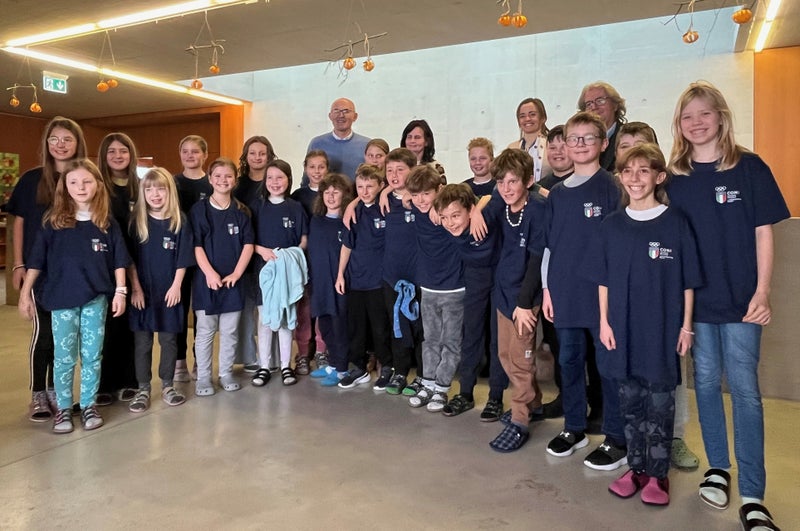 Ex-Biathletin und Olympionikin Karin Oberhofer (letzte Reihe, 2.v.r.) hat im den Schülerinnen und Schülern der Grundschule St. Magdalena/Villnöß über ihre Olympiaerfahrungen gesprochen und damit das Projekt "Olympia in den Schulen" gestartet. (Foto: LPA)