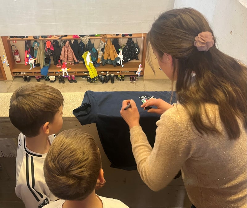 Natürlich gab es für die kleinen Sportfans auch Autogramme von Karin Oberhofer. Das Projekt Olympia in den Schulen wird bis Jahresende an 70 Südtiroler Grund-, Mittel- und Oberschulen Station machen. (Foto: LPA)