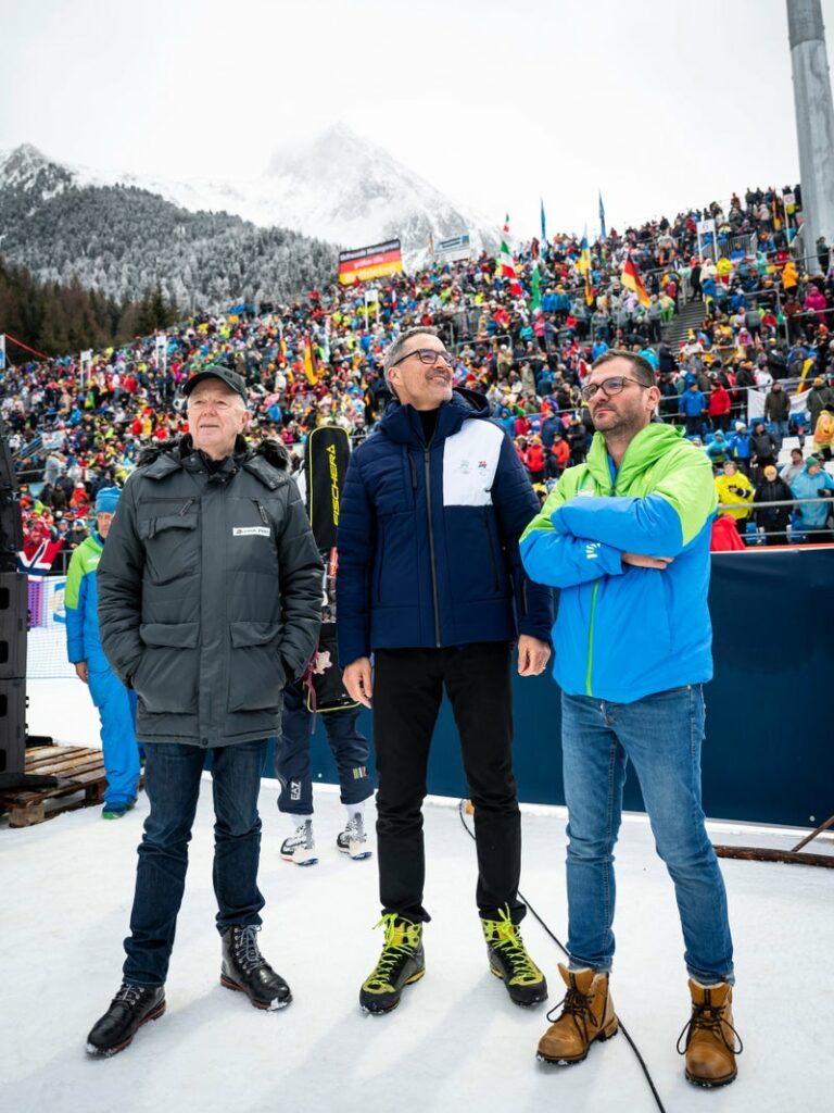 Landeshauptmann Arno Kompatscher (Mitte, im Bild mit IBU-Präsident Olle Dahlin, links und OK-Chef Lorenz Leitgeb, rechts) war am Sonntag bei den Biathlonbewerben mit dabei. (Foto: LPA/Fabio Brucculeri)