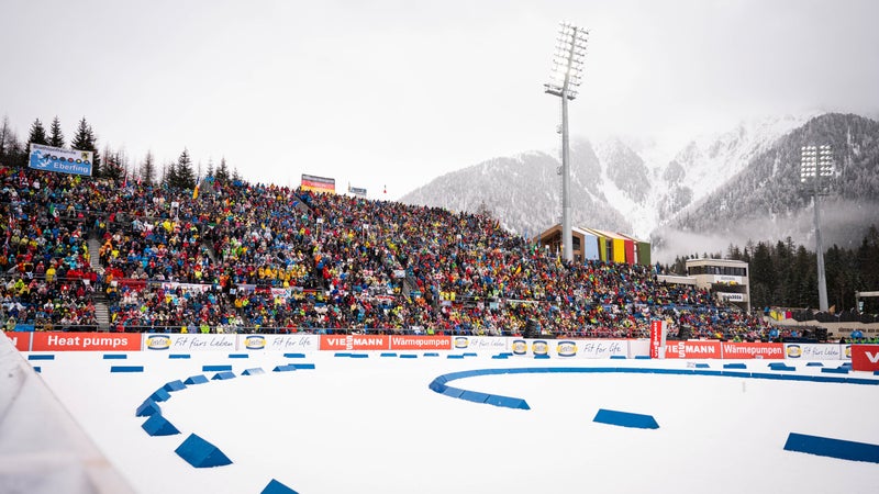 Bewährungsprobe vor Olympia: Unter anderem der neue, verlängerte Zieleinlauf und mehr Bildschirme sorgten dafür, dass die zahlreichen Zuschauerinnen und Zuschauer den Weltcup in Biathlon begeistert genießen konnten. (Foto: LPA/Fabio Brucculeri)