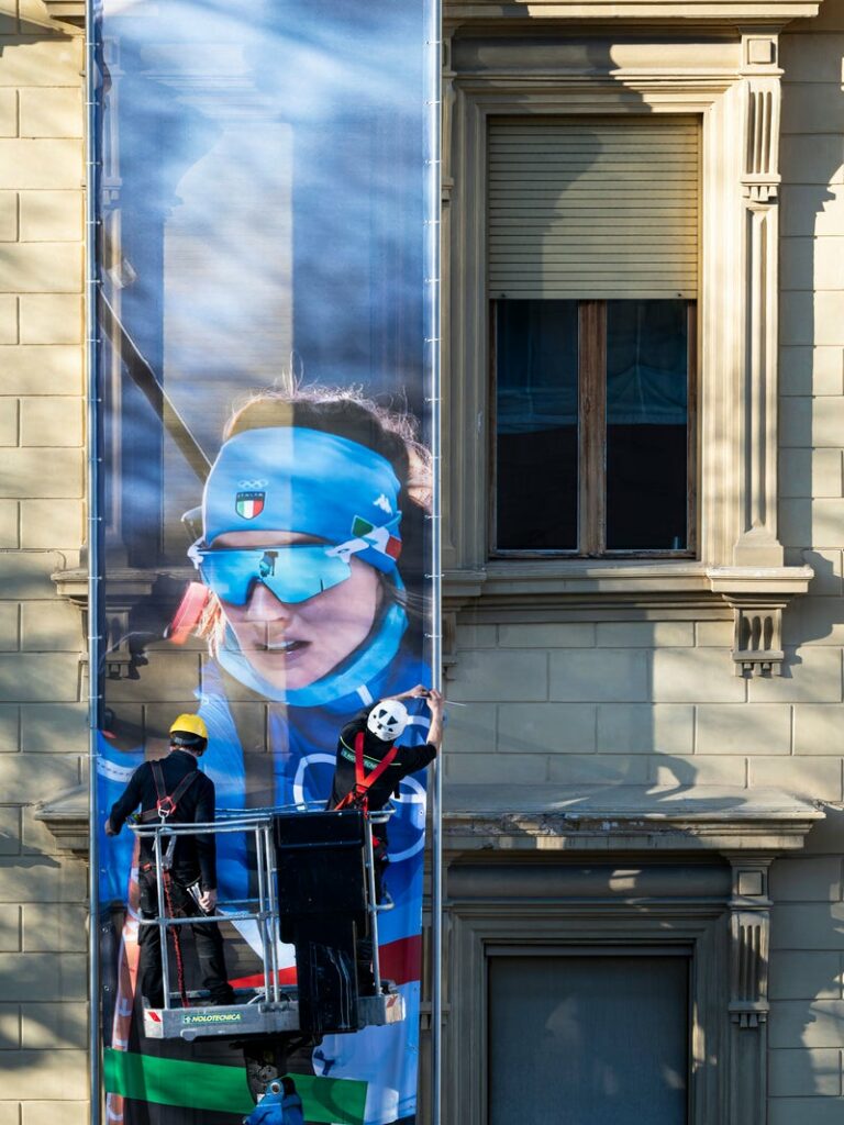 Biathletin Dorothea Wierer ziert das Olympia-Banner am Landhaus 1. (Foto: LPA/Fabio Brucculeri)