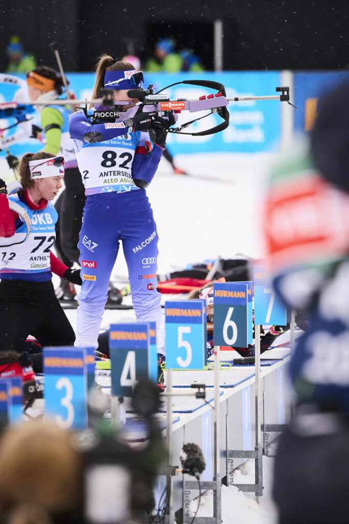 Eine Biathletin am Schießstand