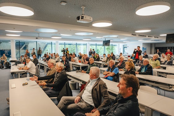 Die Delegation österreichischer Sportjournalistinnen und -journalisten hat unter anderem das neu gestaltete Medienzentrum der Südtirol Arena in Antholz besichtigt. (Foto: LPA/Josef Plaikner)